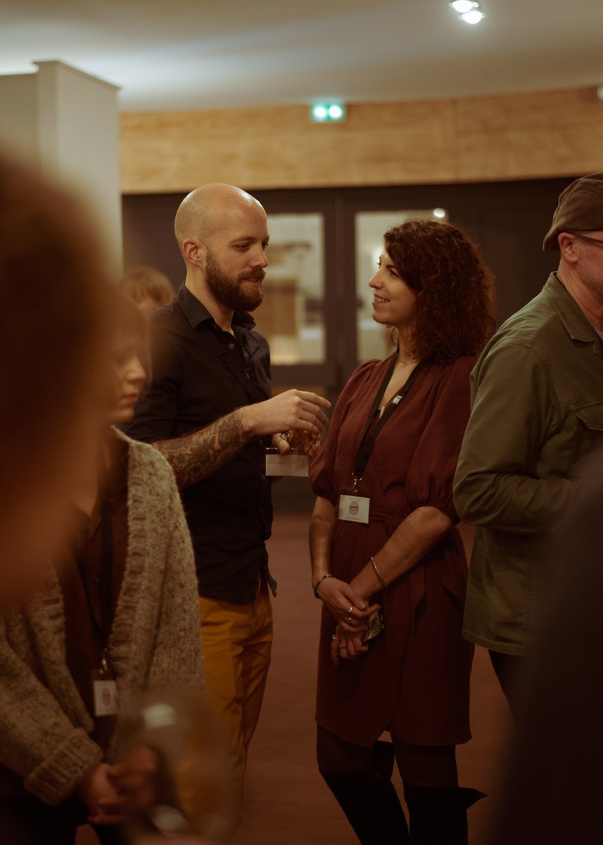 Brèves de #Twapero_SXB (avec trajet autobus 🚍)

"- Et là, j'leur dis que tu as une toute petite demi-heure de retard mais que si on t'attend, tu payes ta tournée à l'arrivée... même la conductrice elle a ri, elle a fermé les portes en criant LET'S GO AU TWAPEROOO !!" *tuut tuut*