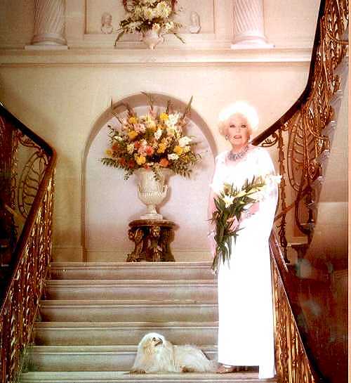 Cartland_Books's tweet photo. Did you know that Barbara Cartland released an album of love songs recorded with the Royal Philharmonic Orchestra? 😍 

Learn everything about the Queen of Romance's life here: https://t.co/2otGvEPR8b https://t.co/RLKItr4p1S