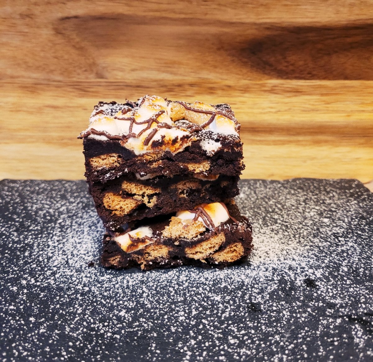 PLPBakery's tweet image. Gingerbread Smore brownies.

These brownies have that warm  gingerbread flavour, full of gingerbread biscuits and topped with toasted Marshmallows.
 
Coming soon as part of the Christmas collection.

Pre orders are being taken.

Message for more information.