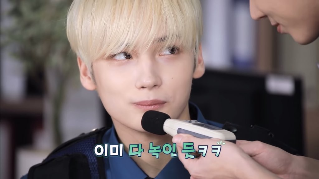 tyunningarchive's tweet photo. find someone who looks at you the way huening kai looks at kang taehyun https://t.co/PtEvnhX0lL