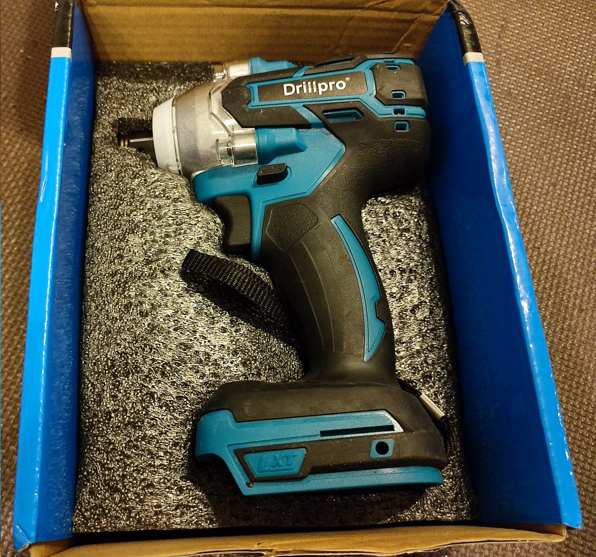 iwa_30's tweet photo. あちらでは有名な #Drillpro が届きました！
立派な箱なのにボコボコに潰れてるのはデフォルトですねw https://t.co/2iOcdMrykn
