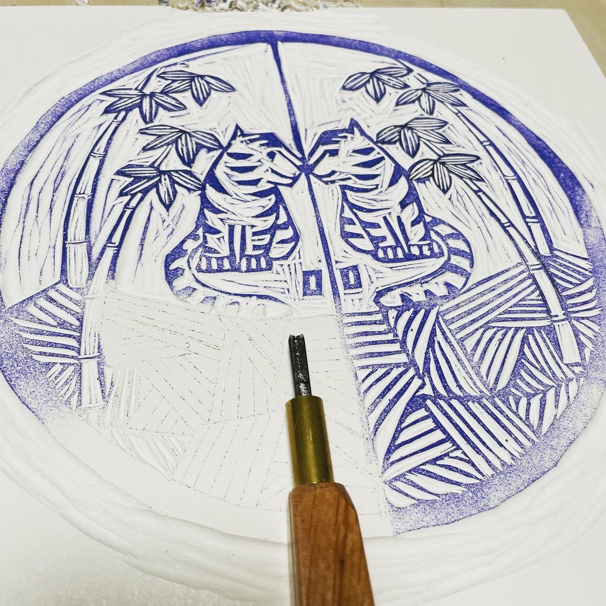 blossomnako's tweet photo. 「丸い襖に虎の絵」
ホワイトボードは、軽くて楽だけど、彫りづらいかも

#版画 #襖 #木版画 https://t.co/k0UWhPgOKt