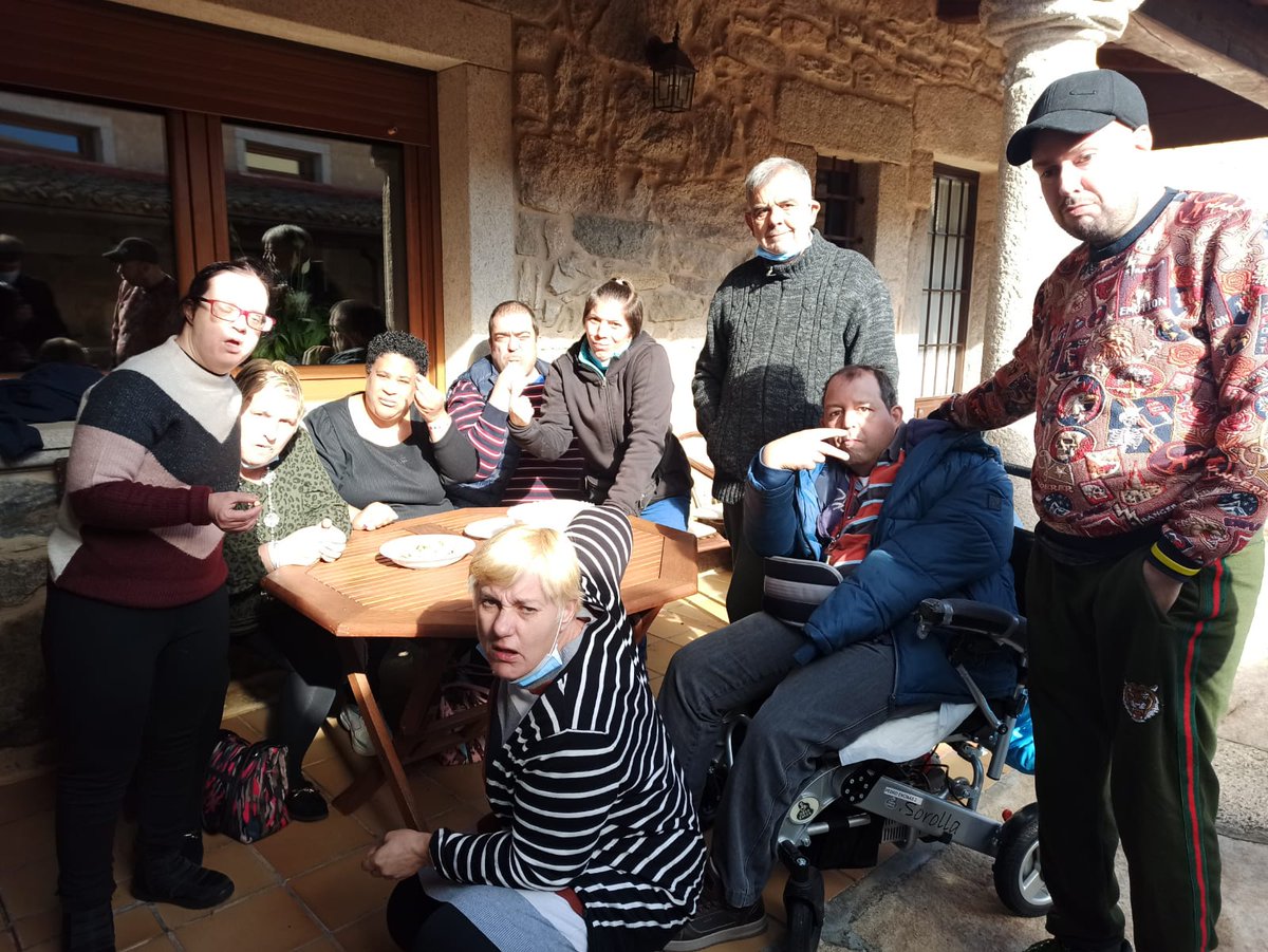 EsferaFundacion's tweet photo. Los participantes del #clubDeOcio @EsferaFundacion también han disfrutado de juegos, balneario y de la rica gastronomía
Se han alojado en El Sayal, una #casarural cálida y acogedora, donde han aprovechado para realizar muchos de los planes
#planrural #ocioeinclusion #escapada https://t.co/UPNC1ZvALk