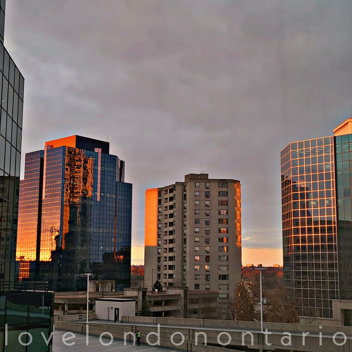 ontario_love's tweet photo. Must have been a beautiful sunrise this morning judging from the reflections I can see!
#ldnont #downtown #sunrise #sunrisereflections #glassbuildings https://t.co/YyTleTFmLi
