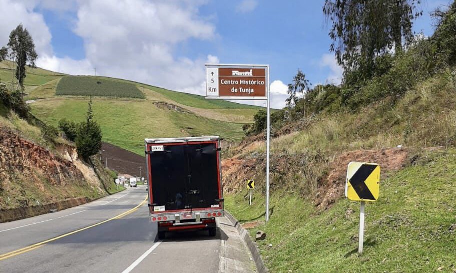 ¡Tunja amanece estrenando! 

En total serán 72 señales turísticas que se están ubicando a las afueras de las vías: Tunja-Paipa, Tunja-Moniquirá, Tunja-Bogotá y en diferentes lugares de la ciudad. 

#VisitaTunja
#TunjaTurística