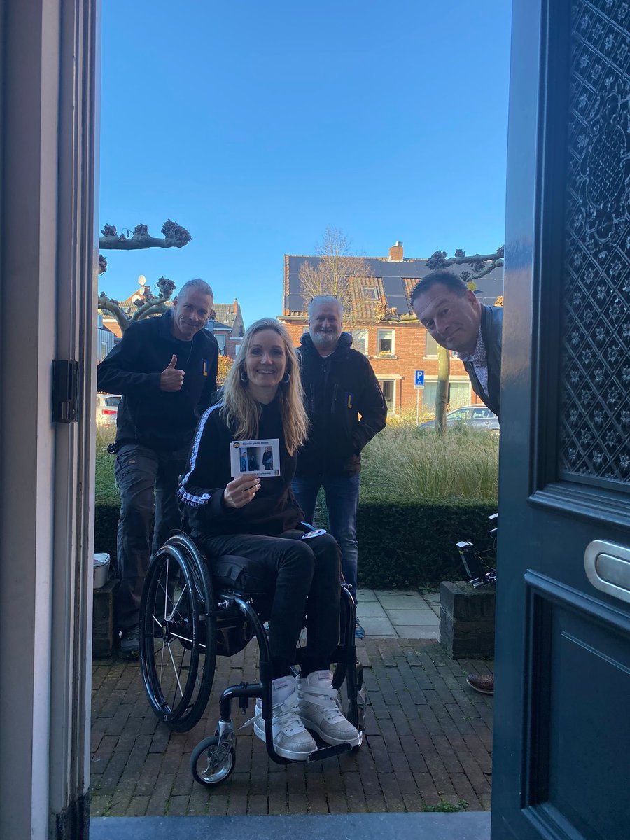 newlife_gwen's tweet photo. Toeval bestaat niet! Onverwachts staat @BasvanderZwaan met zijn team aan de deur 🎤 🎥 Spontaan een interview op de stoep @L1 #ongerwaeg Beetje overvallen, maar erg tof👍🏼Bedank manne. #bijzonder https://t.co/fJkuIGgSax