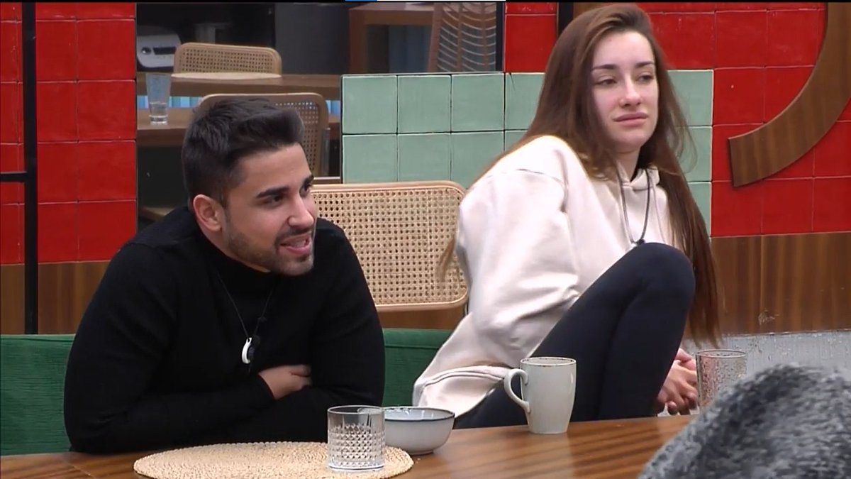 SecretStory_es's tweet photo. Adara: "Tengo ganas de que llegue mañana para ver quién se salva"
Miguel: "Yo creo que te salvas tú"
Adara: "Yo creo que tú, porque eres Yurena y Yurena no se puede ir de esta casa" #Secret22N https://t.co/UkjjqqImQj https://t.co/IRsSiEUbQO
