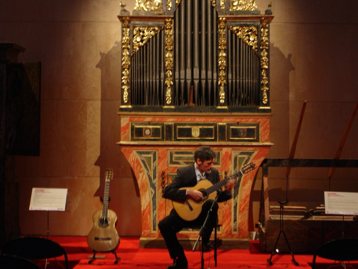 museumusicabcn's tweet photo. #Taldiacomavui del 2014 moria el guitarrer Raúl Yagüe, qui juntament amb el seu germà, Ismael, van fer una guitarra especialment per al Museu de la Música, que en aquesta imatge apareix en mans de Carles Trepat. https://t.co/FyxE8BaC5r
