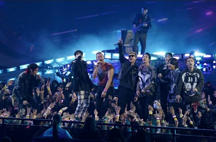 mully_shalihah's tweet photo. Liat mereka hari ini tu bawaannya senyuuuum mulu, kaya bahagia bgt punya mereka tuhh, gue makin gapunya alesan buat sayang sama mereka 🥰💛💜
#AMAsxBTS 
#btsareamazing 
#BTSARMY https://t.co/5LhTIocycM