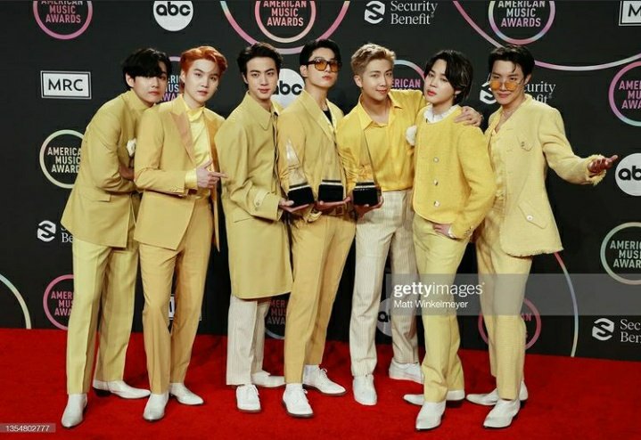 mully_shalihah's tweet photo. Liat mereka hari ini tu bawaannya senyuuuum mulu, kaya bahagia bgt punya mereka tuhh, gue makin gapunya alesan buat sayang sama mereka 🥰💛💜
#AMAsxBTS 
#btsareamazing 
#BTSARMY https://t.co/5LhTIocycM