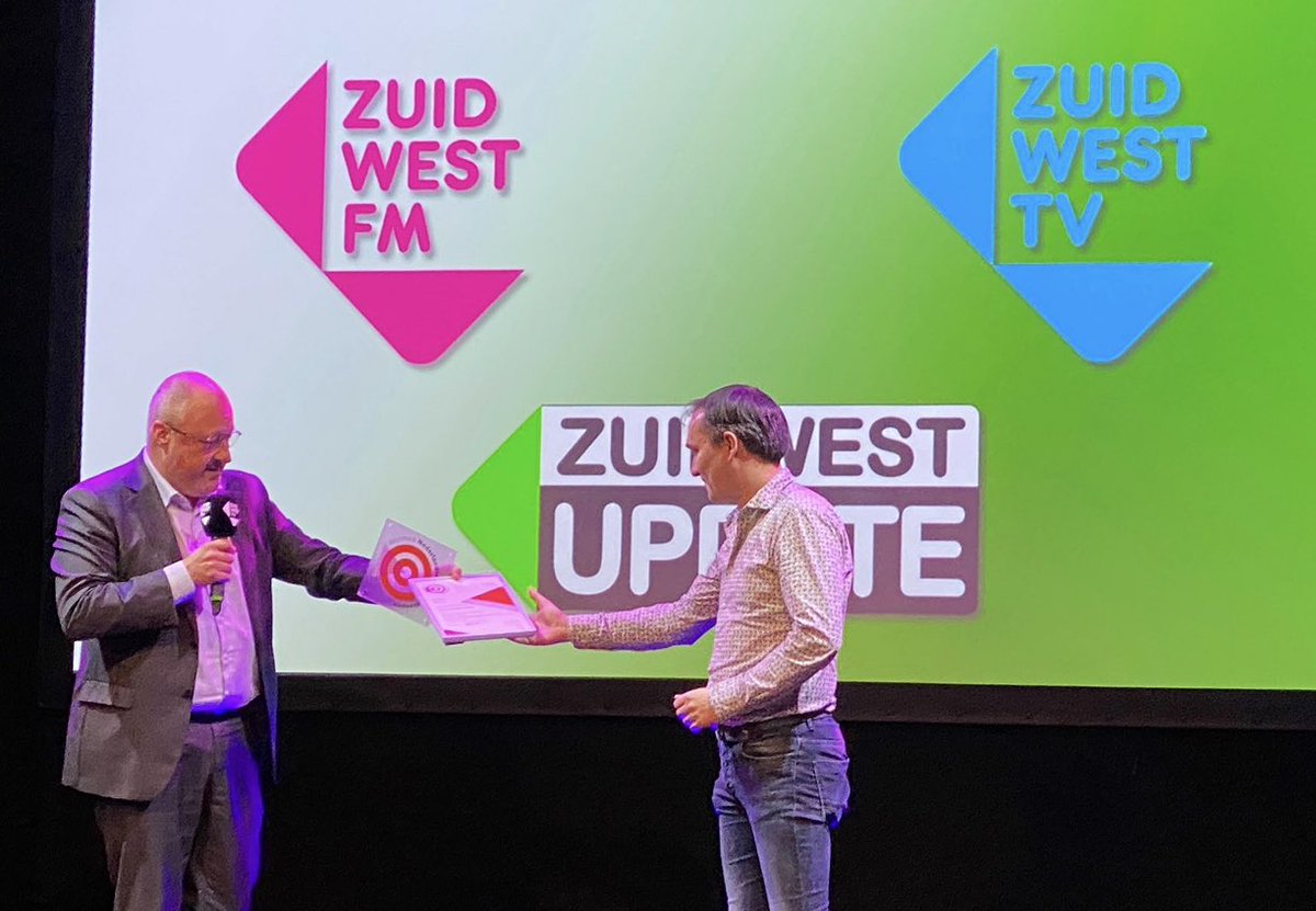 @marcvisch overhandigt ‘Het Keurmerk Nederlandse Streekomroepen’ aan <a href="/maartenzwtv/">Maarten van den Boom</a> voor Streekomroep ZuidWest <a href="/ZuidWestFM/">ZuidWestFM</a> <a href="/ZuidWestTV/">ZuidWest TV</a> <a href="/zwupdate/">ZuidWest Update</a>