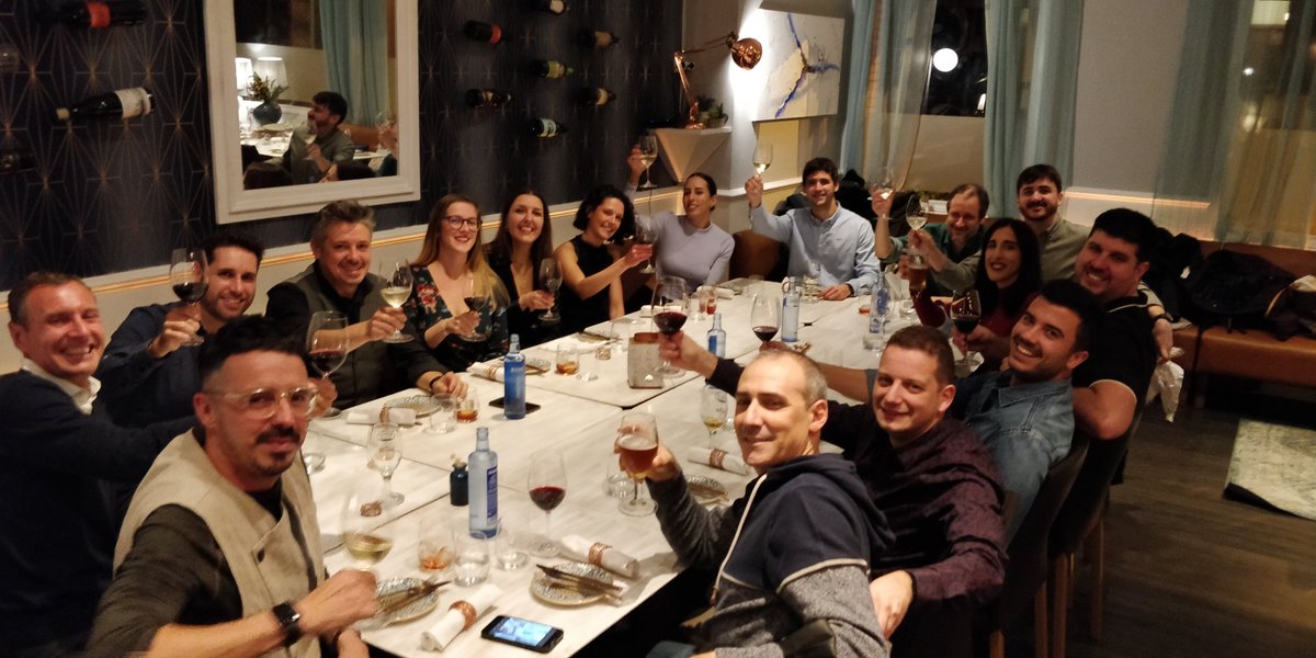 abasERP_Spain's tweet photo. [🎊 #abasDays] Nos hace mucha ilusión compartir algunas fotos de la (temprana) 🎄𝗰𝗲𝗻𝗮 𝗱𝗲 𝗡𝗮𝘃𝗶𝗱𝗮𝗱🎅⛄️ que celebramos el viernes pasado con T͟O͟D͟O͟S͟ los compañeros de la oficina de BCN.
¡Qué alegría poder reunirnos finalmente! 😍
#FelizLunes #abasAwards #JoinTheTeam https://t.co/Uf1oZdWDmt