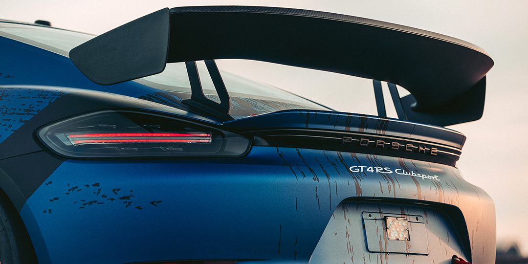 Let's take a little stroll around the new Porsche 718 Cayman GT4 RS Clubsport! What do we have here? It's the swan neck rear wing which has been given a 20 millimetre long Gurney flap. 🦢😍 #PorscheCustomerRacing  #Porsche718CaymanGT4RSClubsport #perfectlyirrational
