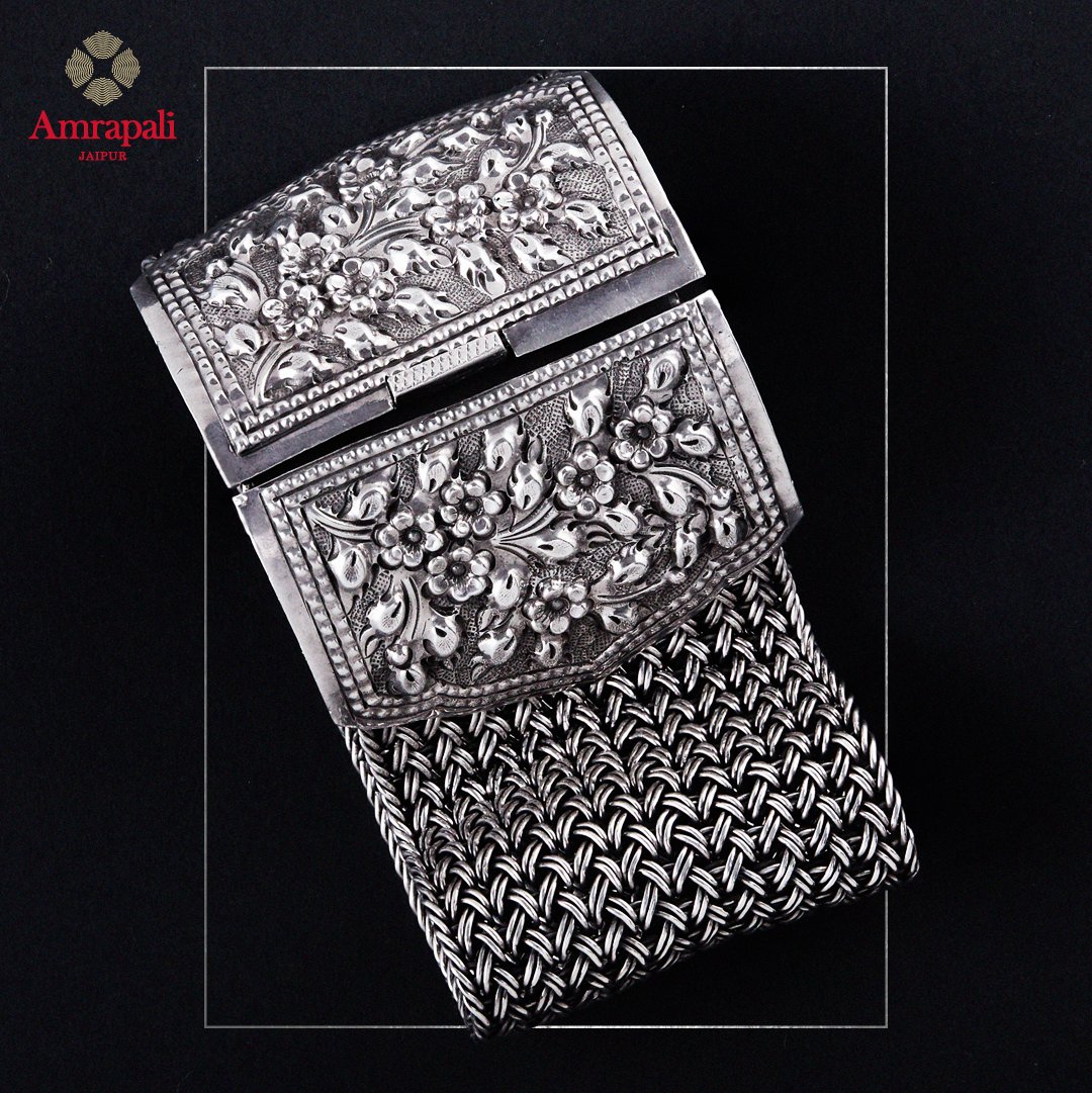 Look ravishing in this #SilverTribal necklace &amp; cuff with its intricate patterns. Meticulously #handcrafted by  Rajasthani artisans, this set speaks of noble tradition &amp; refinement.
<a href="/ChaddaRahi/">Rahi Chadda</a>
Outfit: <a href="/devrnil/">DevRNil</a> from <a href="/AashniUK/">Aashni + Co</a>
Location Courtesy: <a href="/Colonelsaabuk/">Colonel Saab</a>
#AmrapaliJewels