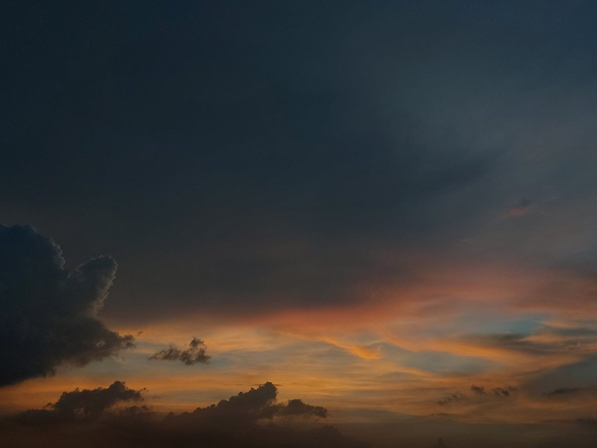 13Delicate's tweet photo. The sunset today was pretty🌇🦋😩 https://t.co/AAIhvzJFDZ