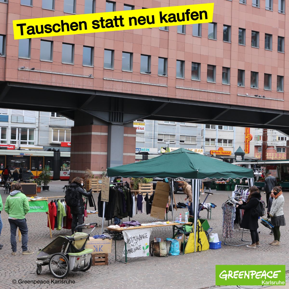 greenpeace_ka's tweet photo. Jedes Jahr werden mehr als 100 Milliarden Kleidungsstücke produziert. Deshalb haben wir am Samstag in Karlsruhe auf dem Kronenplatz eine Kleidertauschparty veranstaltet.
#Makesomething #Kleidertausch #MAKESMTHNGWEEK https://t.co/N688ZiDDG5