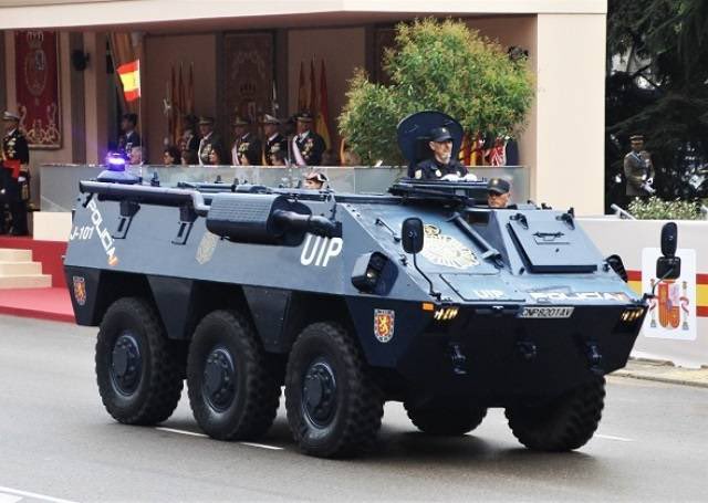 raulmtt's tweet photo. El gobierno autoriza el uso de vehículos militares BMR, cedidos en su día por el Ejército de Tierra, contra los trabajadores en la #HuelgaMetalCadiz. https://t.co/0V2se86kyb