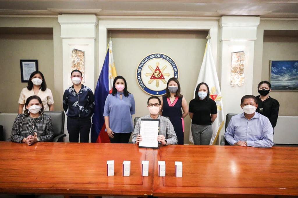 lenirobredo's tweet photo. Molnupiravir, an oral pill for the treatment of mild to moderate cases of COVID-19, is now available for our Bayanihan E-Konsulta patients who may be prescribed to take them. 

Today, we signed a Memorandum of Agreement with QualiMed Health Network on providing this assistance. https://t.co/KKPyut4ojq