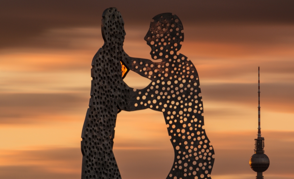 Emma Fiona Johnson schreef een nieuwe boekenrecensie over Dialoog over kunst en politiek - Édouard Louis &amp; Ken Loach. Lees het hier mee: 8weekly.nl/recensie/dialo…