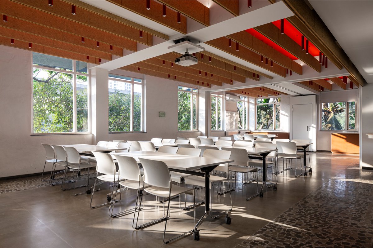 media_edifice's tweet photo. #EdificeConsultants Head Office at Mumbai! The open-plan office space embraces & facilitates post-pandemic measures seamlessly.
#Edificians #BuildingForIndia #GreatPlaceToWork #Architecture #WorkspaceDesign #OfficeDesign #OfficeInteriors #CorporateInteriors @ravisarangan https://t.co/prIuFkjP6a