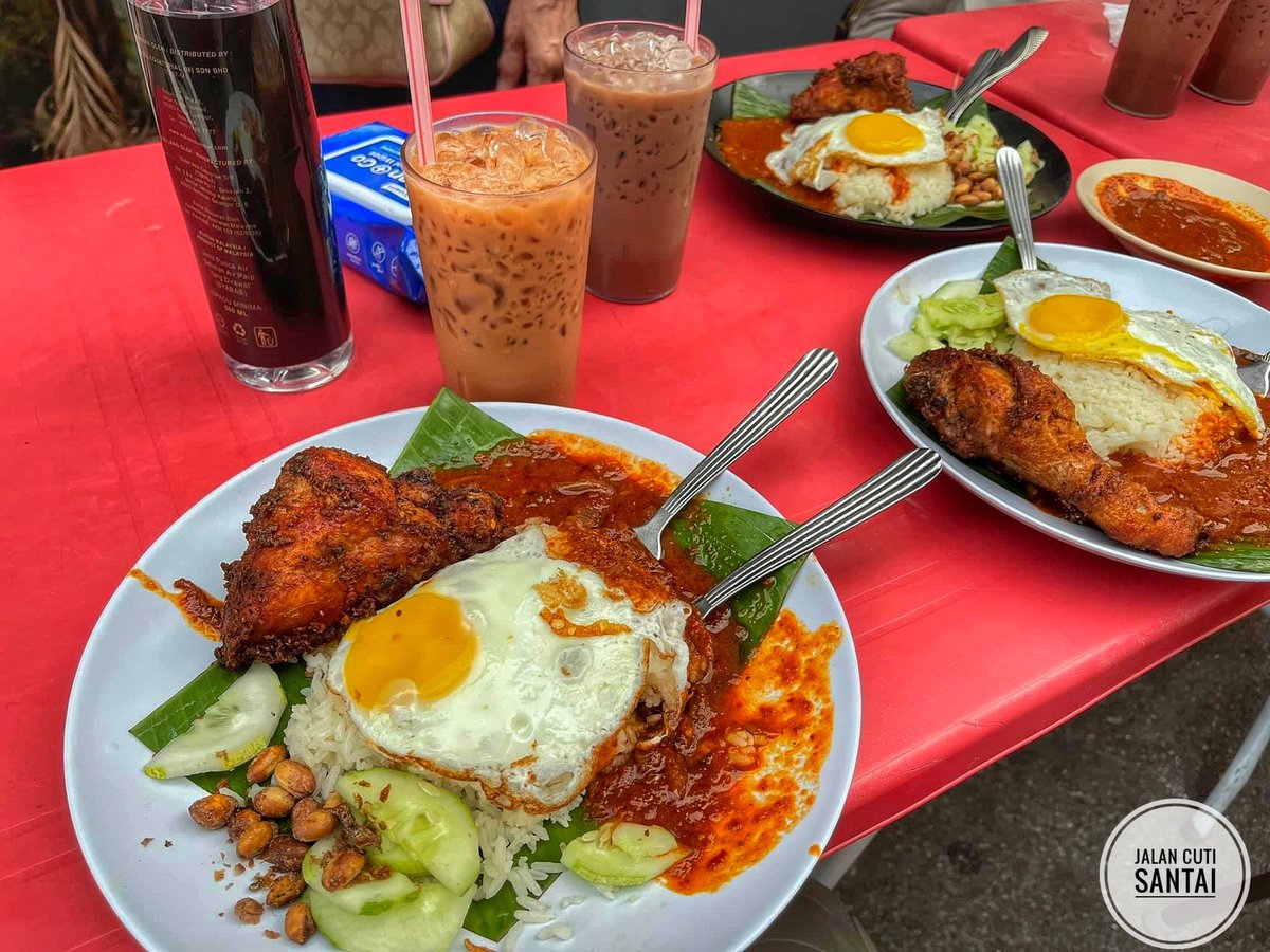 MalayFoodHunter's tweet photo. Ini lah dia Port makan nasi lemak paling sedap yang viral dekat PJ, selangor..

Orang sana panggil Nasi lemak bumbung.

korang try la👍🏻

Nasi Lemak Bumbung
📍 Jalan 21/11B, Sea Park, 46300, Petaling Jaya, Selangor. https://t.co/cIpuTNPt2W