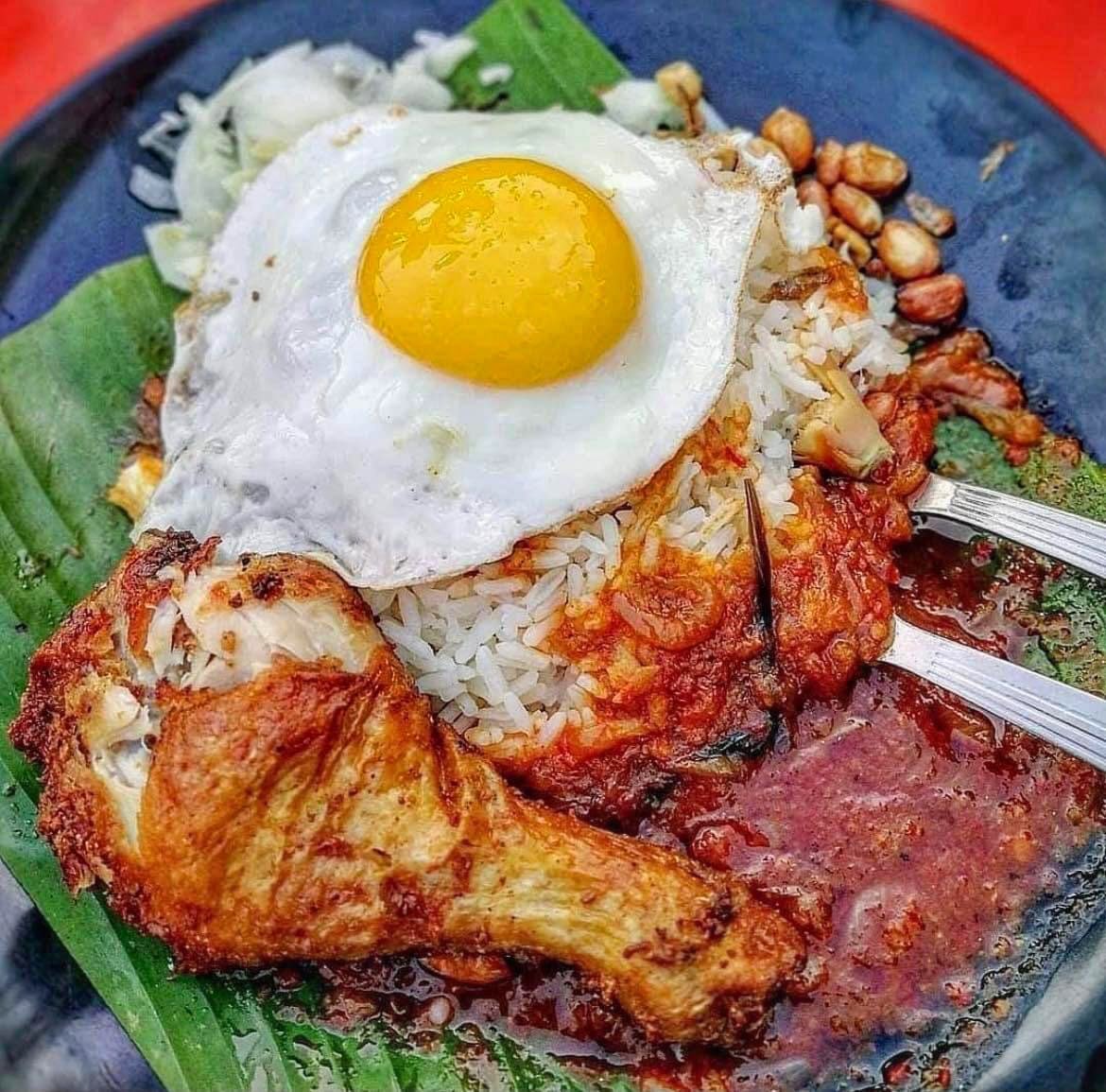 MalayFoodHunter's tweet photo. Ini lah dia Port makan nasi lemak paling sedap yang viral dekat PJ, selangor..

Orang sana panggil Nasi lemak bumbung.

korang try la👍🏻

Nasi Lemak Bumbung
📍 Jalan 21/11B, Sea Park, 46300, Petaling Jaya, Selangor. https://t.co/cIpuTNPt2W