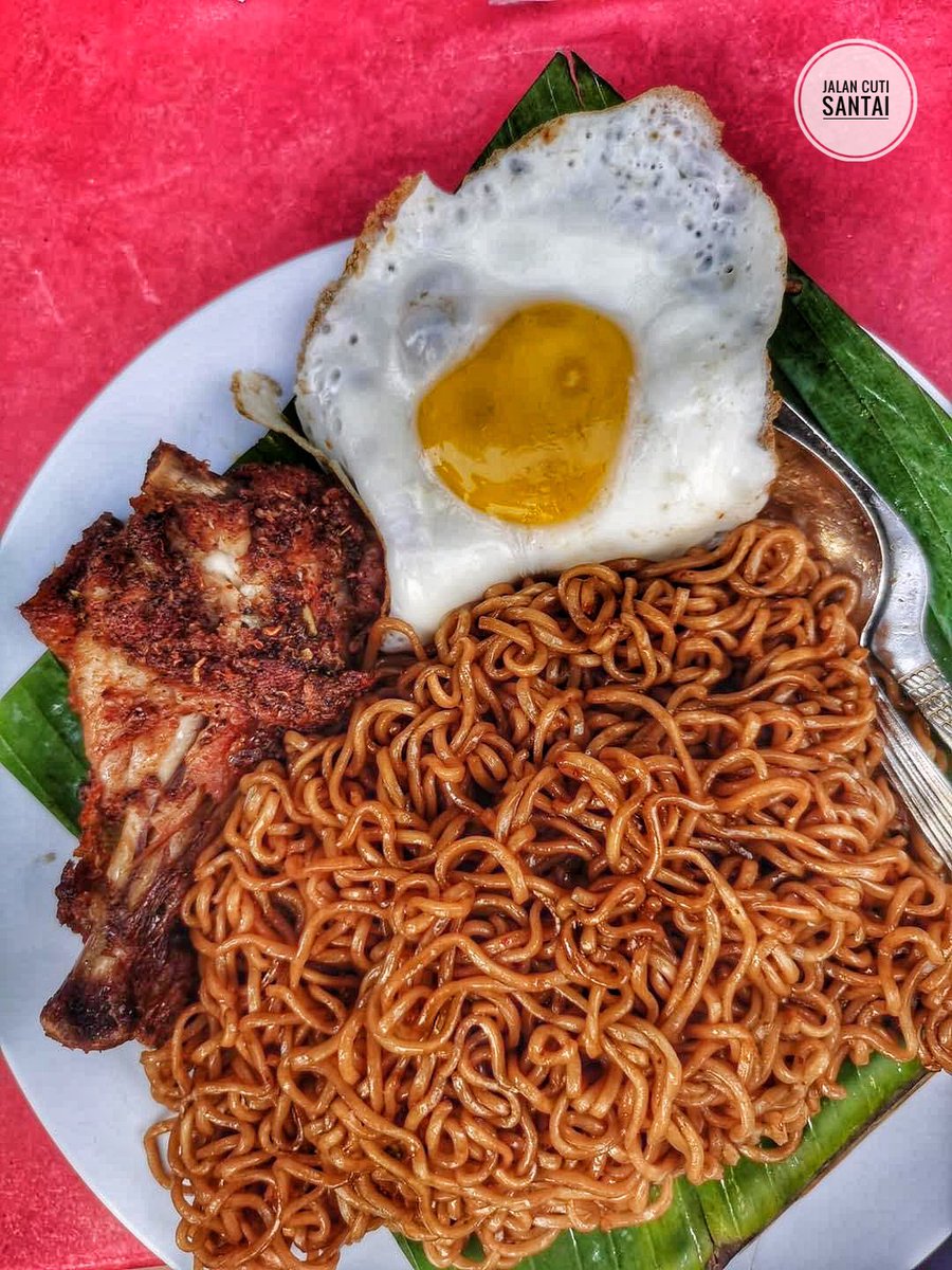 Ini lah dia Port makan nasi lemak paling sedap yang viral dekat PJ, selangor..

Orang sana panggil Nasi lemak bumbung.

korang try la👍🏻

Nasi Lemak Bumbung
📍 Jalan 21/11B, Sea Park, 46300, Petaling Jaya, Selangor.