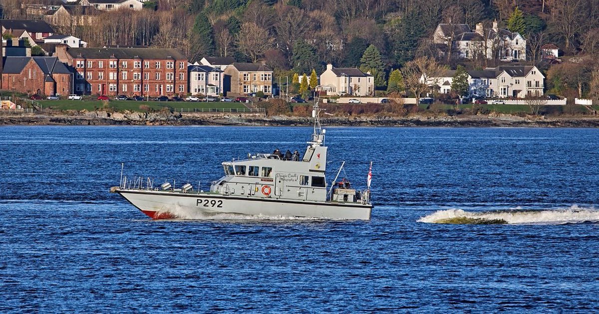 DougieCoullPix's tweet photo. HMS Echo and HMS Charger outbound this morning.
#hmsecho #hmscharger #royalnavy #riverclyde #clochlighthouse #shipsinpics #royalnavyinscotland https://t.co/NHJjCWgF6i