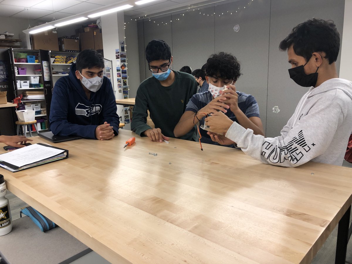RoboticsSPSD's tweet photo. 11/11/21 Engineers continue learning the fundamentals of robotics with their teams. https://t.co/0rzmAIiWiL
