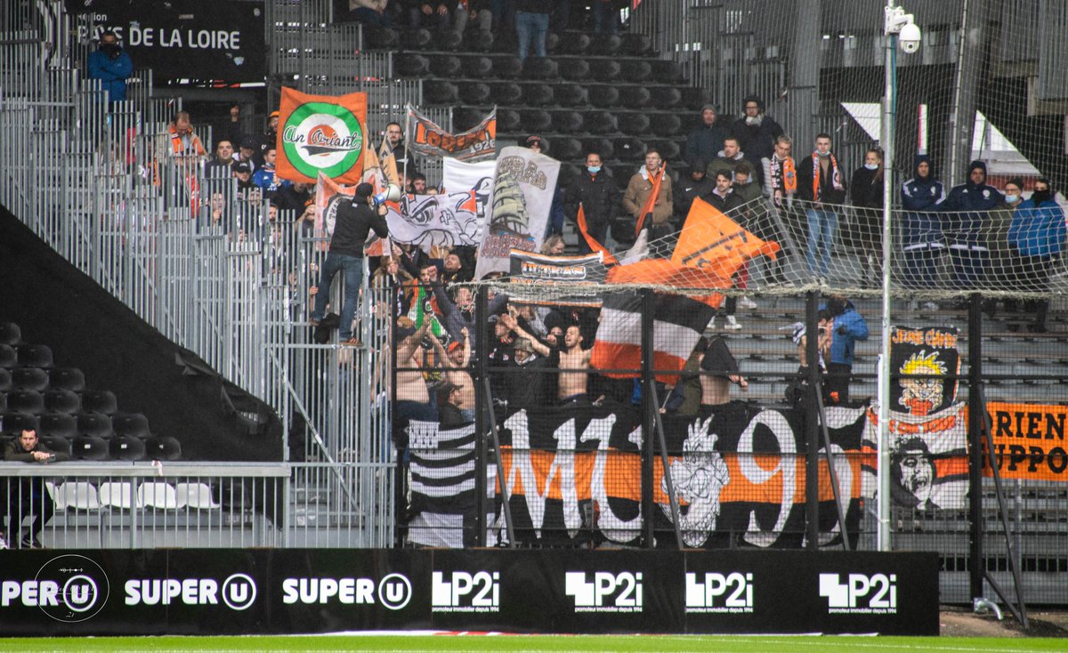 BNE_PX's tweet photo. COTE TRIBUNE
J14 @Ligue1UberEats 
@AngersSCO vs @FCLorient
Une bonne centaine de supporters de Lorient 
@KopSudFCL1926 https://t.co/8TEaFnaUcO