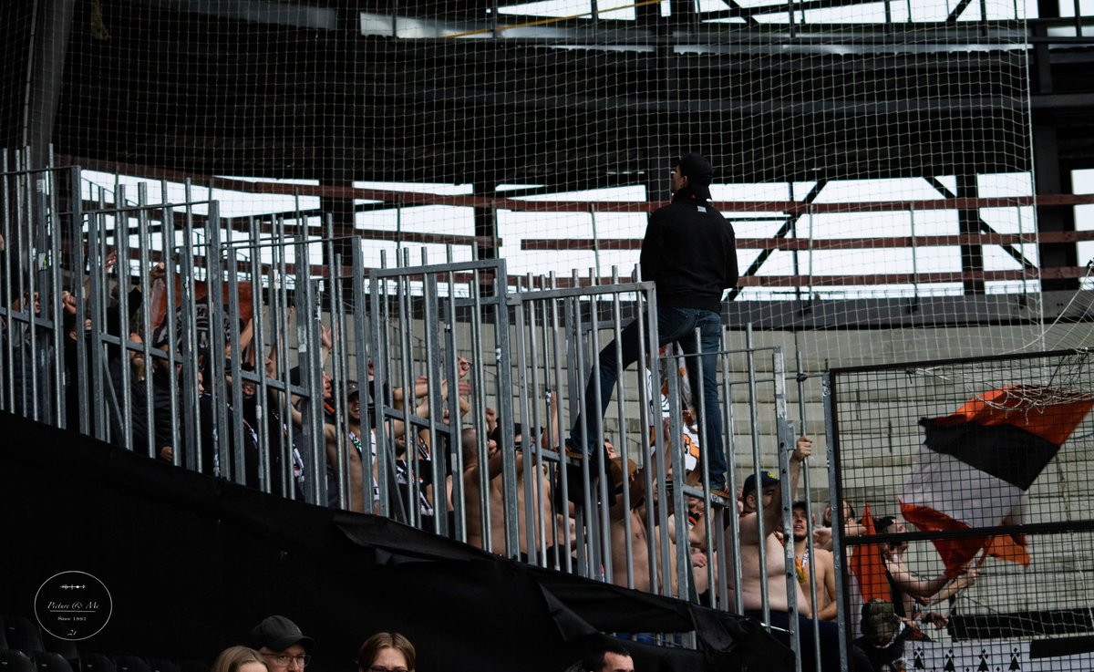 BNE_PX's tweet photo. COTE TRIBUNE
J14 @Ligue1UberEats 
@AngersSCO vs @FCLorient
Une bonne centaine de supporters de Lorient 
@KopSudFCL1926 https://t.co/8TEaFnaUcO