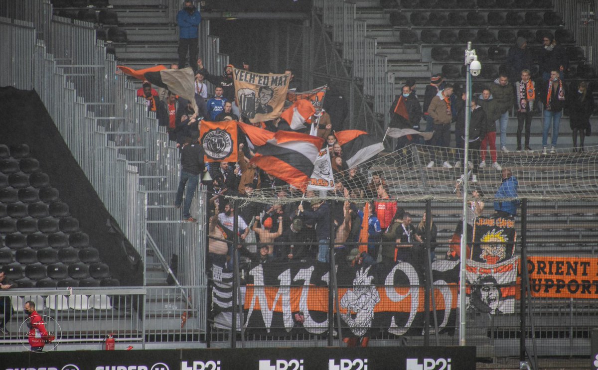 BNE_PX's tweet photo. COTE TRIBUNE
J14 @Ligue1UberEats 
@AngersSCO vs @FCLorient
Une bonne centaine de supporters de Lorient 
@KopSudFCL1926 https://t.co/8TEaFnaUcO