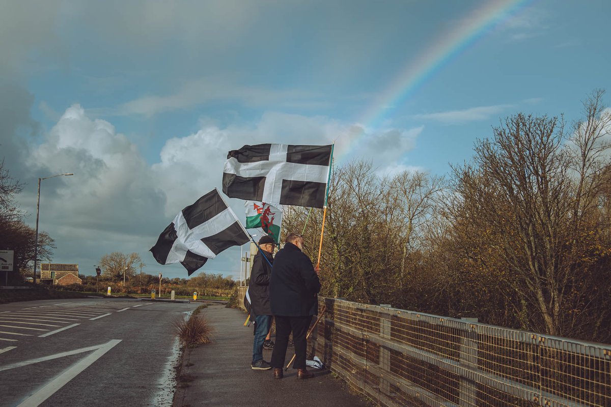 Yes_Kernow's tweet photo. Setting up on the east side of A3047 over bridge over the A30 at Treswithian. Was it a good omen perhaps because the second we unfurled the flag of our brothers and sisters in Wales, a magnificent rainbow appeared!
#YesKernow #YesCymru #IndyCornwall #IndyWales #Anserghogeth https://t.co/WrcUHy1jnU