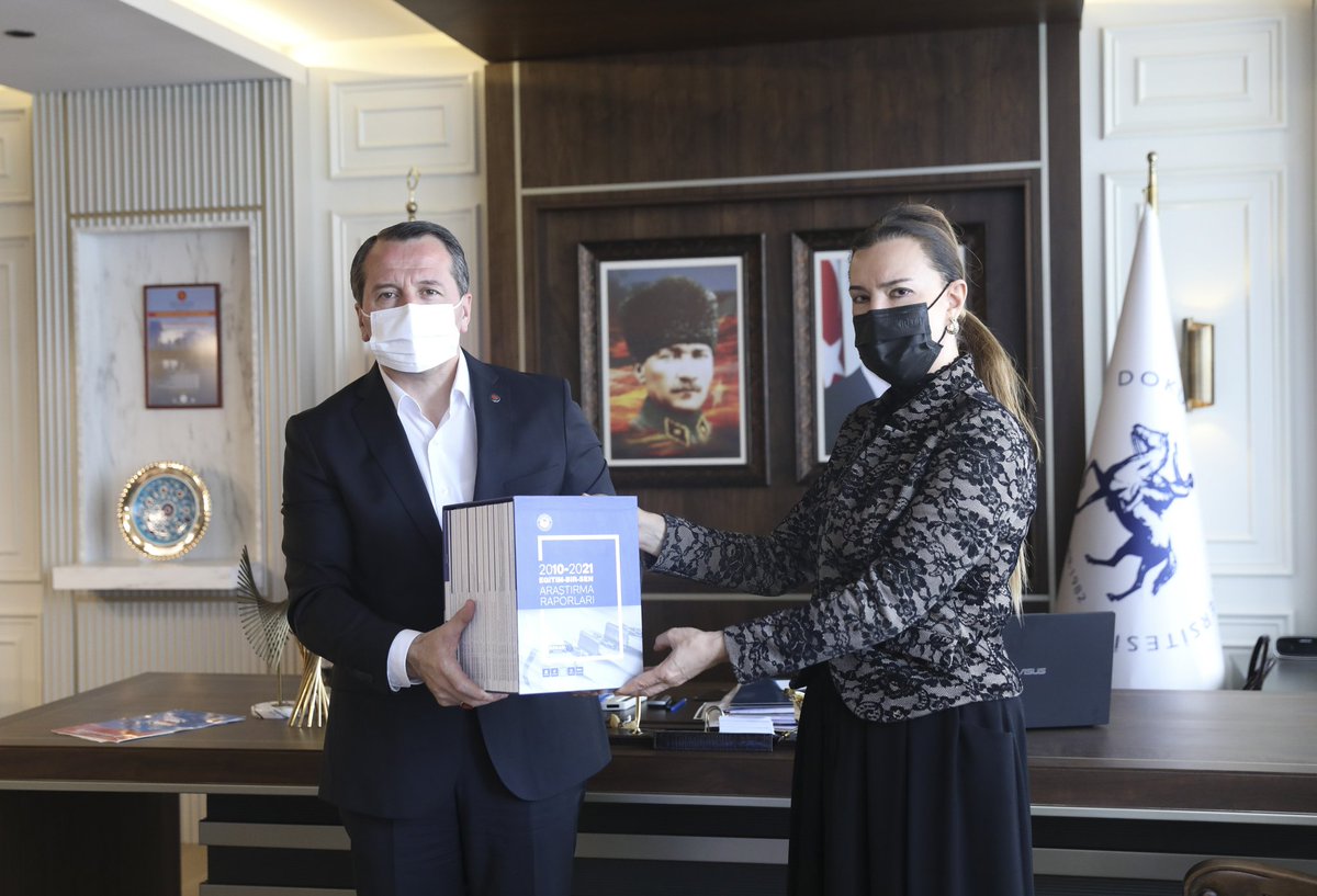 Rk. <a href="/hotar_nukhet/">Prof. Dr. Nükhet Hotar</a>,
Rektörlüğümüzde bir araya geldiği, mensuplarımızın çalışma hayatı ve sendikal faaliyetlerle ilgili fikir alışverişinde bulunduğu Memur-Sen Genel Bşk. Sn.Ali Yalçın ve İl Tem. Sn.Ali Kaya ile EğitimBirSen İzmir 2 Nolu Şube Bşk. Sn.Sevgi Kocaoğlu'na teşekkür etti