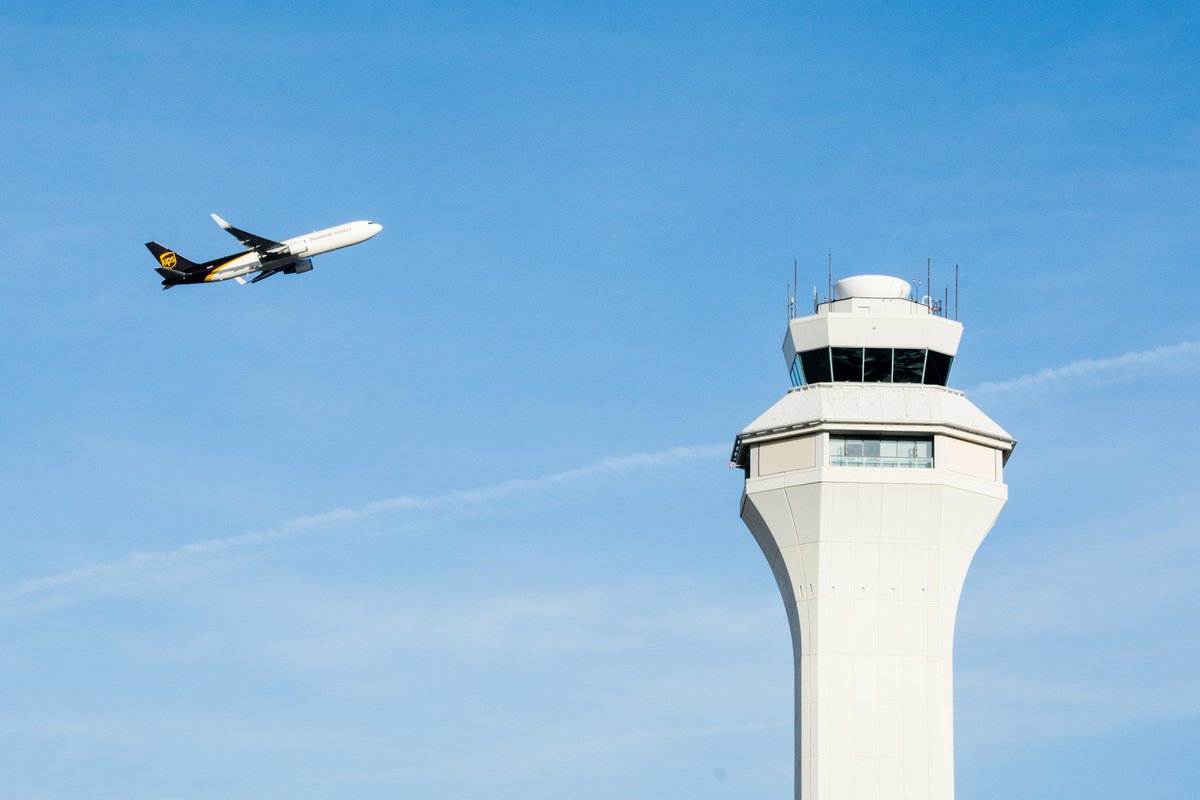 We're soaring into a new week. We’re ready to deliver your on-line orders from the weekend.  #DYK we fly approximately 2,285 daily flight segments globally to help deliver what matters to you? #avgeek