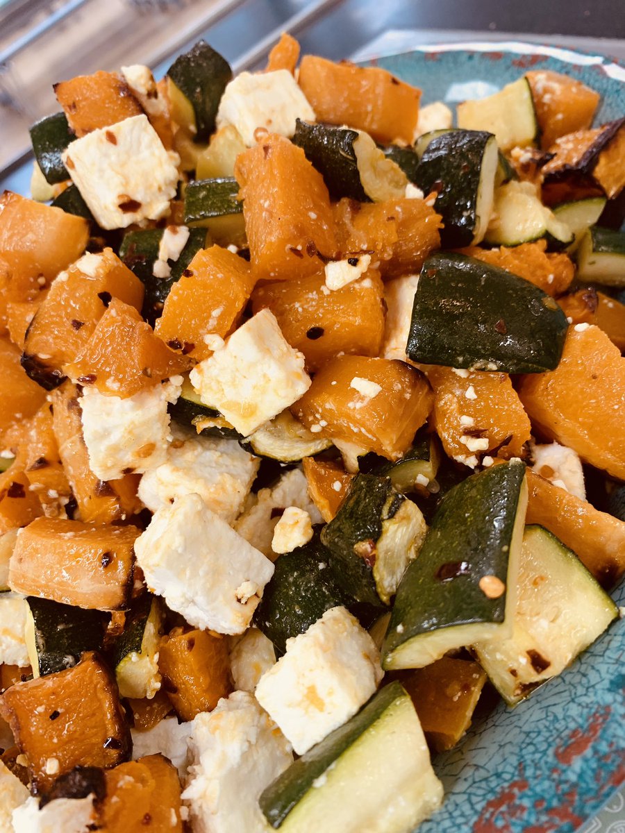 It’s united earth day 🌎 here at surbiton high school where we encourage the pupils to eat more locally sourced white meat and a variety of fresh vegetables 🌽  🍅 working together to reduce our carbon footprint 🌱 #ultteam #carbonfootprint <a href="/spj_cook/">Simon Cook</a>