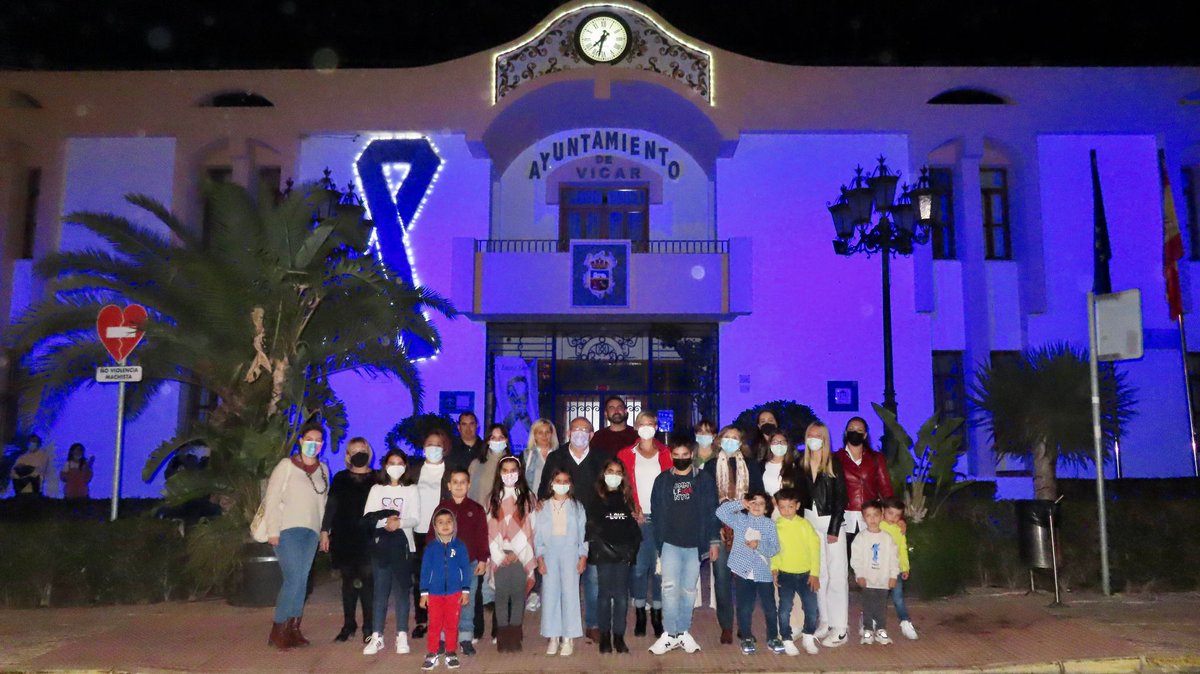 UNICEFAndalucia's tweet photo. El Consejo de Infancia y adolescencia, el alcalde y miembros de @Aytovicar celebra con estas fotos la iluminación azul para conmemorar el #DíaMundialdelaInfancia 💙
¡Gracias #Vícar!
#CiudadesAmigas https://t.co/2ZAXwIOH0k