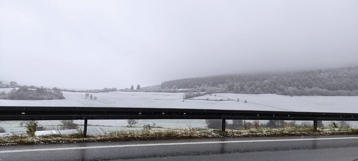 wetterspektakel's tweet photo. 22.11.2021 | Talheim (BW) | PLZ: 78607
Auch in den süddeutschen #Mittelgebirgen hat es mancherorts den ersten #Schnee der diesjährigen Wintersaison gegeben. Die Bilder entstanden im LK #Tuttlingen in der Nähe von #Talheim knapp unterhalb von 800 m ü. NN.
Fotos: S. Baumstark https://t.co/QM272uOSfV