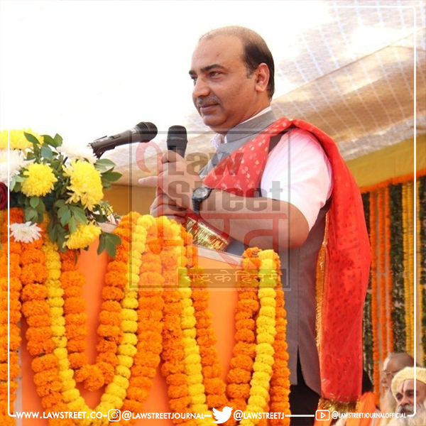 LawstreetJ's tweet photo. After #VakeelSaab’s successful movement to remove #coloniallaws from India, another first ever #revolutionary movement has been initiated by Vakeel Saab to free 4 lac #HinduTemples which are under #governmentcontrol since 158 long years.  @AshwiniUpadhyay #FreeHinduTemples https://t.co/C4WR9b2AIK