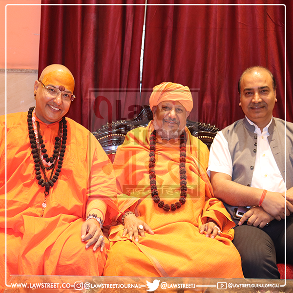 LawstreetJ's tweet photo. After #VakeelSaab’s successful movement to remove #coloniallaws from India, another first ever #revolutionary movement has been initiated by Vakeel Saab to free 4 lac #HinduTemples which are under #governmentcontrol since 158 long years.  @AshwiniUpadhyay #FreeHinduTemples https://t.co/C4WR9b2AIK