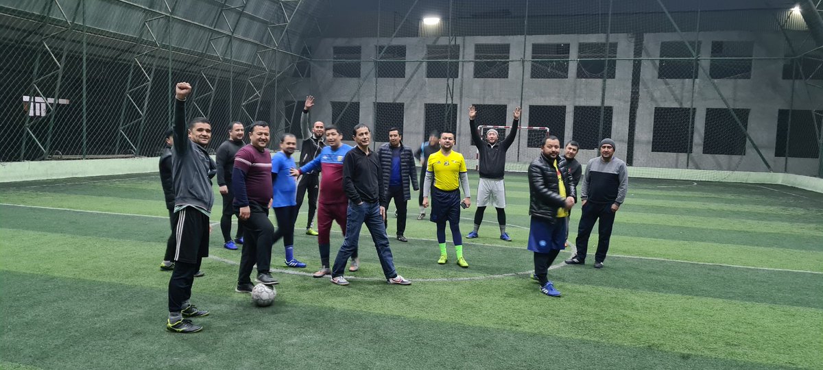 Андтвипл футболдамиз. Шу совуқ хавода ҳам шунча одам келяпти) Футболдан кейин ош