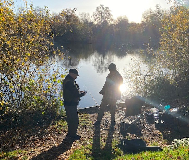 EnvAgencyMids's tweet photo. Fisheries Enforcement Officers checking rod licences on Kingsbury Water Park. A lot of legal anglers braving the cold yesterday morning. https://t.co/jbCRxVBVPj