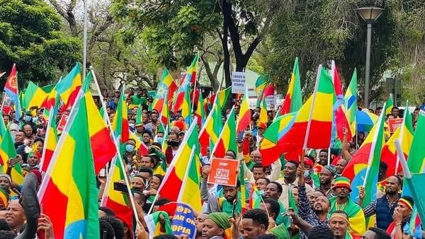 9Woreda's tweet photo. #NoMore በደቡብ አፍሪካ
የምእራባዊያንን መንግስ���ት በኢትዮጵያ ላይ እያደረጉ ያሉትን ጣልቃ ገብነትና
ጫና የሚቃወም ሰልፍ በደቡብ አፍሪካ አድርገዋል። https://t.co/Zqc8azxZ6W