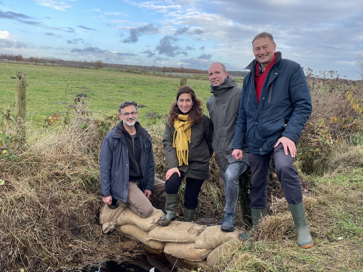 Avec <a href="/MijnNatuurpunt/">Natuurpunt</a> et la ministre <a href="/Zu_Demir/">Zuhal Demir</a> nous avons lancé les travaux de restauration écologique dans la région des marécages de Turnhout. Grâce à The Coca-Cola Foundation, nous restituons, chaque année, 247 millions de litres d'eau à la région. 👉 CokeURL.com/Natuurpunt_FR