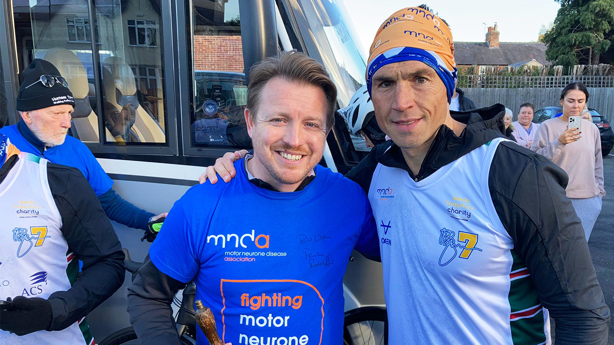 Next to signal the start of Kev's latest leg is MND Association supporter and <a href="/Tea4MND/">Tea 4 MND</a> founder, <a href="/PeteCMND/">Pete Collins</a>, who lost his dad, Stephen, to motor neurone disease.

Huge thank you to everyone out and about on the course cheering on Kev 🥳 mndassociation.org/extramile! #TheExtraMile