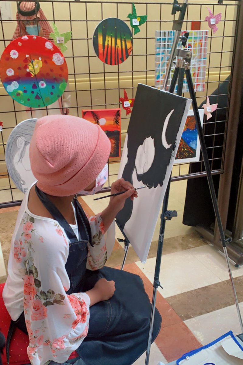 mahaalsowyan's tweet photo. سعادتي لاتوصف بمشاركتي لتحقيق حلم طفله حيث تم افتتاح  معرض الطفلة الصغيرة محاربة السرطان العنود علي حسين بمركزالملك فهد الوطني لاورام الاطفال  التابع ل #مستشفى_الملك_فيصل_التخصصي بتنظيم من #جسفت ورعاية من #وريف_الخيريه  #يوم_الطفل_العالمي https://t.co/xCuiYQYhsS