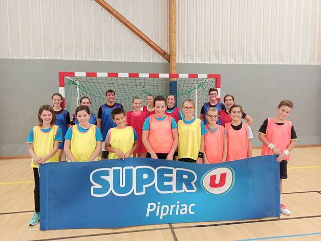SUPER U <a href="/pipriac/">SUPER U Pipriac</a> sponsorise 55 associations, clubs sportifs et écoles tous les ans. 
Depuis plusieurs années, un partenariat c’est établit avec le club de handball de Maure de Bretagne et ses 180 sportifs !
C’est aussi ça être #commercantsautrement 
<a href="/ULesCommercants/">ulescommercants</a> #sponsoring