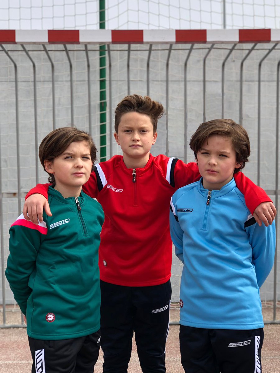 La colección Orión es una de las mejores opciones si quieres que tu equipo llame la atención entre el resto. Sus distinguidas prendas y colores vistosos son ideales para marcar la diferencia. 

La sudadera y el pantalón son puro 🔥.
¡Mira el resto de prendas en nuestro catálogo!