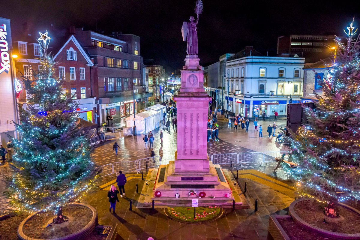 LutonBID's tweet photo. ๐ COUNTDOWN TO #LUTON'S CHRISTMAS LIGHTS SWITCH-ON '๐๐ถ๐ด๐ต๐๐ถ๐ป๐ด ๐๐ฝ ๐๐๐๐ผ๐ป ๐ฎ๐ฌ๐ฎ๐ญ', SAT 27 NOV๐
We're getting everyone in the festive mood by sharing some of our favourite snaps from previous #lightingupluton events.
Timings & details ๐ https://t.co/KvilGfj7Ax https://t.co/2R5RE40Dra