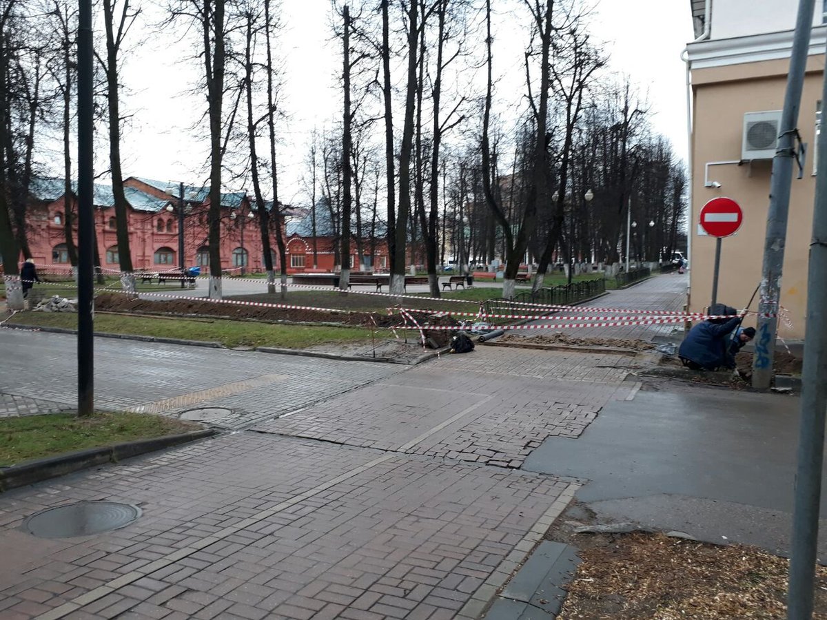 klintwit's tweet image. За торговыми рядами копают делают подсветку деревьям.